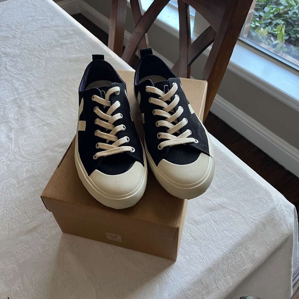 Veja Nova Canvas Black Pierre